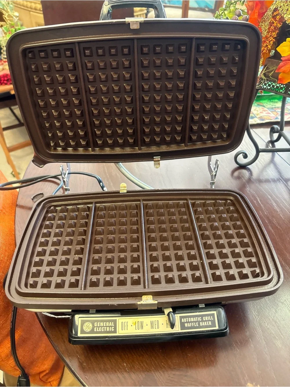 Vintage General Electric (GE) automatic grill waffle maker